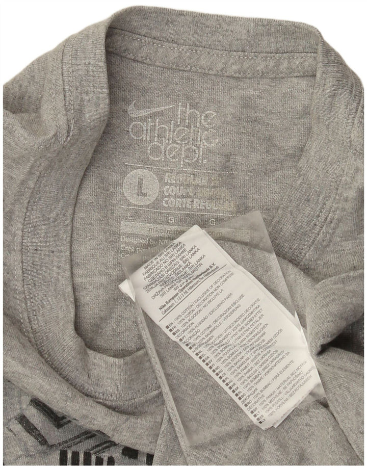 Ανδρικό μπλουζάκι με γραφικό κανονική εφαρμογή Nike, μεγάλο γκρι βαμβακερό