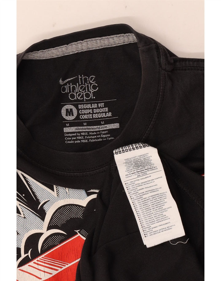 Ανδρικό T-shirt με κανονική εφαρμογή Nike γραφικό μπλουζάκι, μεσαίο μαύρο βαμβακερό