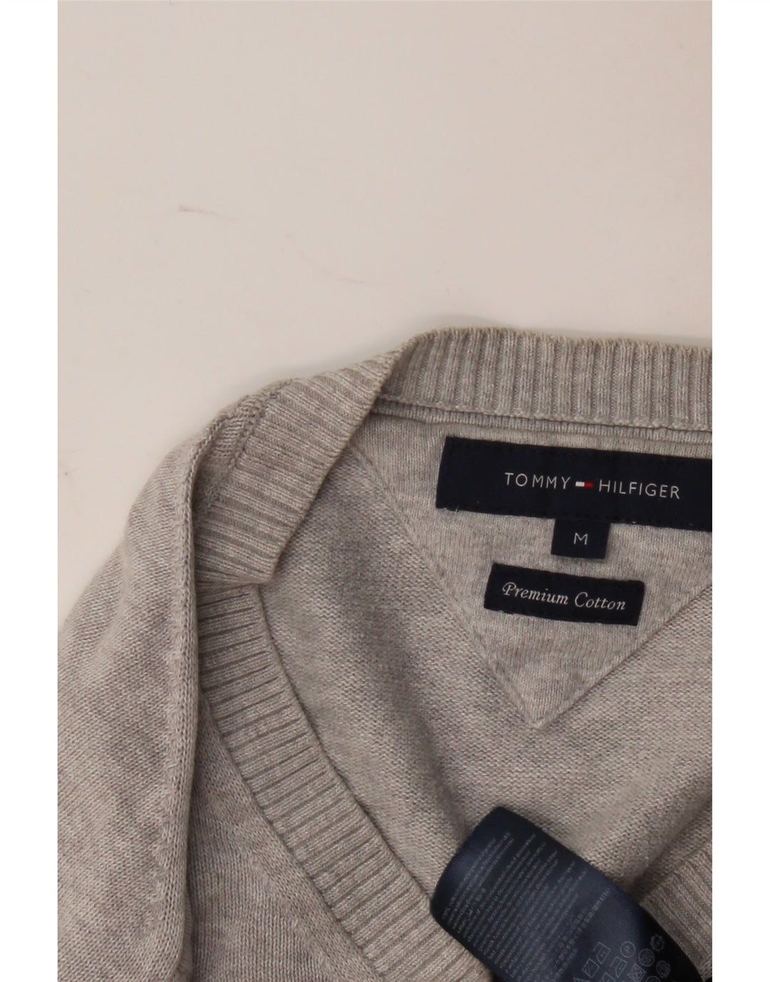 Ανδρικό πουλόβερ Tommy Hilfiger με V λαιμόκοψη, μεσαίο βαμβακερό γκρι