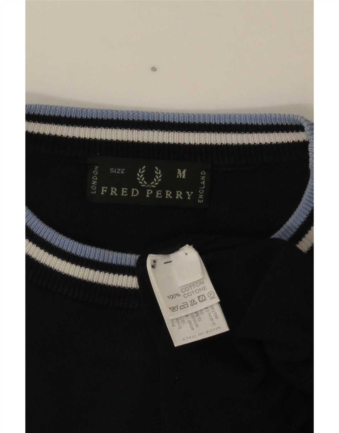 Fred Perry Ανδρικό πουλόβερ με λαιμόκοψη, μεσαίο μπλε ναυτικό βαμβακερό ριγέ