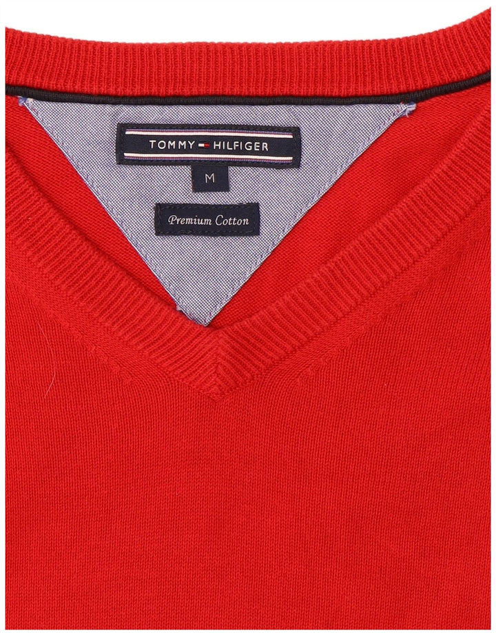 Ανδρικό πουλόβερ Tommy Hilfiger με V λαιμόκοψη, μεσαίο κόκκινο βαμβακερό