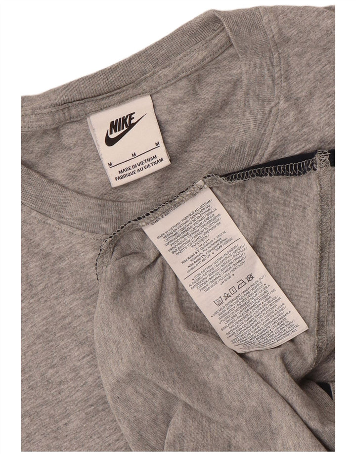 Ανδρικό γραφικό μπλουζάκι Nike με μεσαίο γκρι χρώμα, βαμβακερό