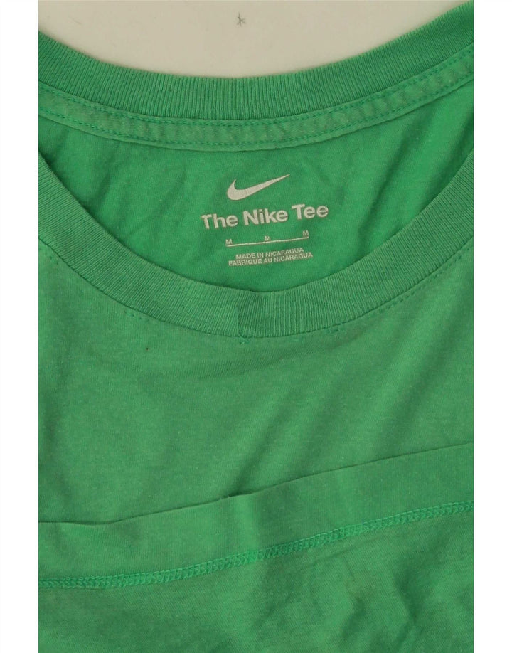 Ανδρικό γραφικό μπλουζάκι Nike με μεσαίο πράσινο χρώμα