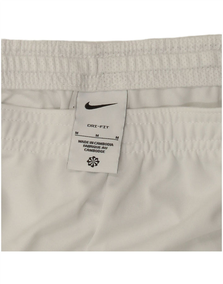 Ανδρικό αθλητικό σορτς NIKE Dri Fit από μεσαίο λευκό πολυεστέρα