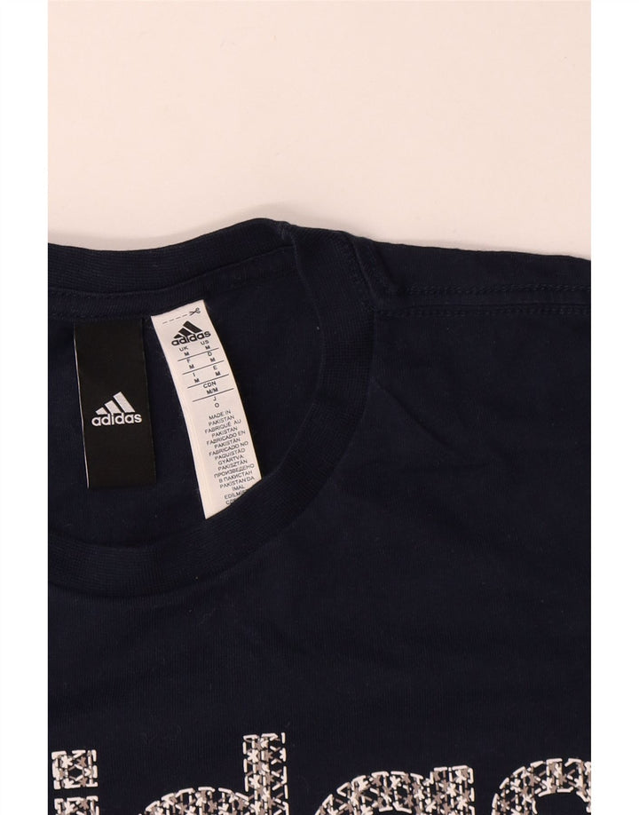 Ανδρικό γραφικό T-Shirt Adidas Top από μεσαίο μπλε ναυτικό βαμβακερό