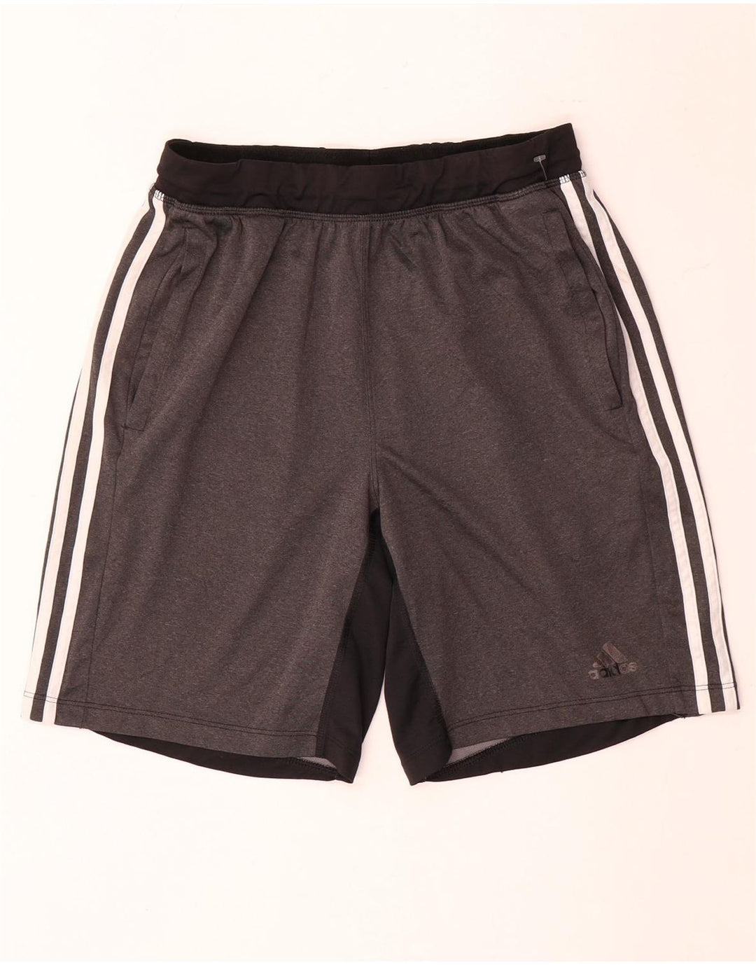 Ανδρικό αθλητικό σορτς Adidas με μεσαίο γκρι χρώμα και πολυεστέρα