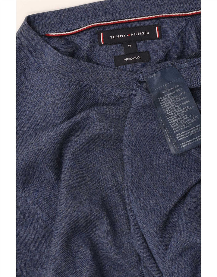 Ανδρικό πουλόβερ Tommy Hilfiger με V λαιμόκοψη, μεσαίο μπλε μαλλί μερινό