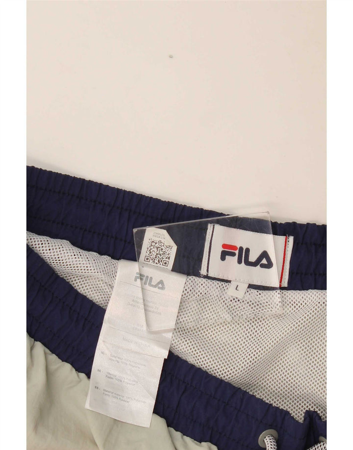 Ανδρικό γραφικό αθλητικό σορτς Fila με μεγάλο γκρι χρώμα πολυεστέρα