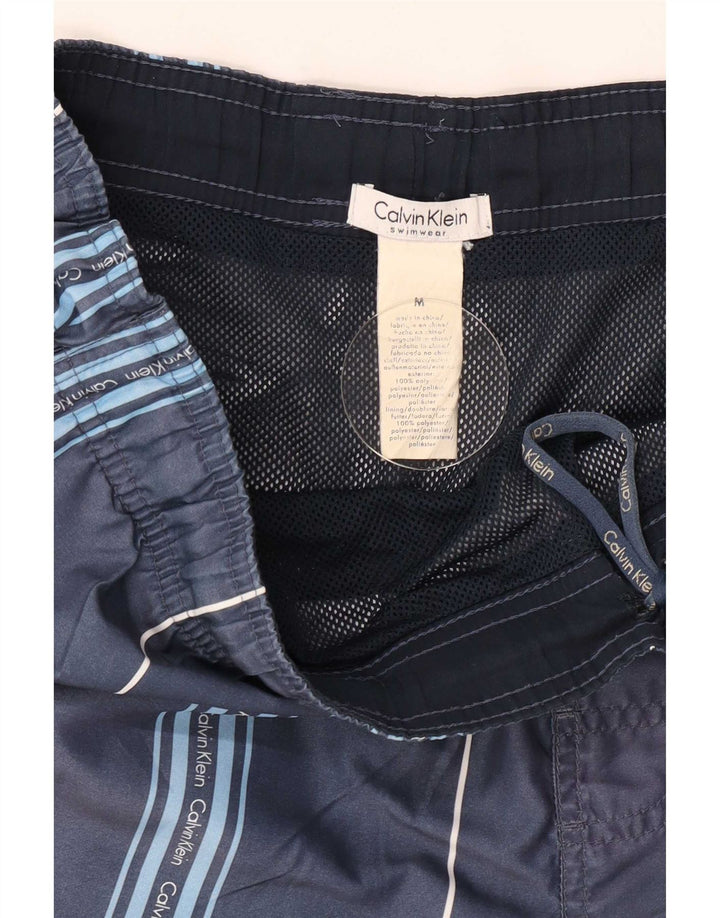 Γραφικό ανδρικό σορτς κολύμβησης Calvin Klein, μεσαίο μπλε ριγέ