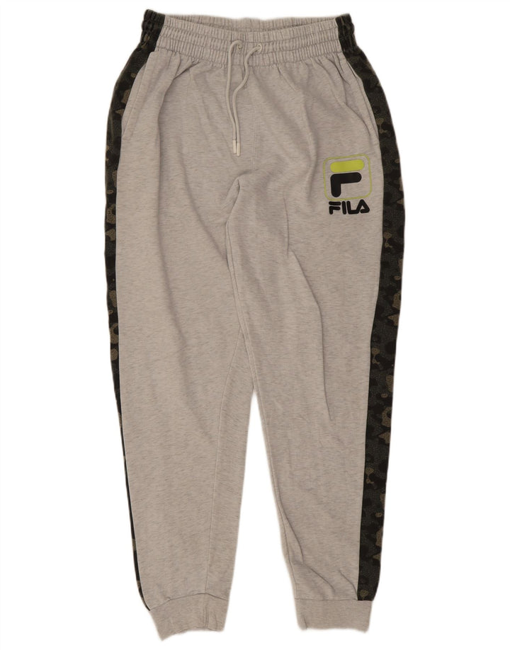 Ανδρική αθλητική φόρμα Fila Παντελόνι Joggers Μεσαίο γκρι βαμβακερό καμουφλάζ
