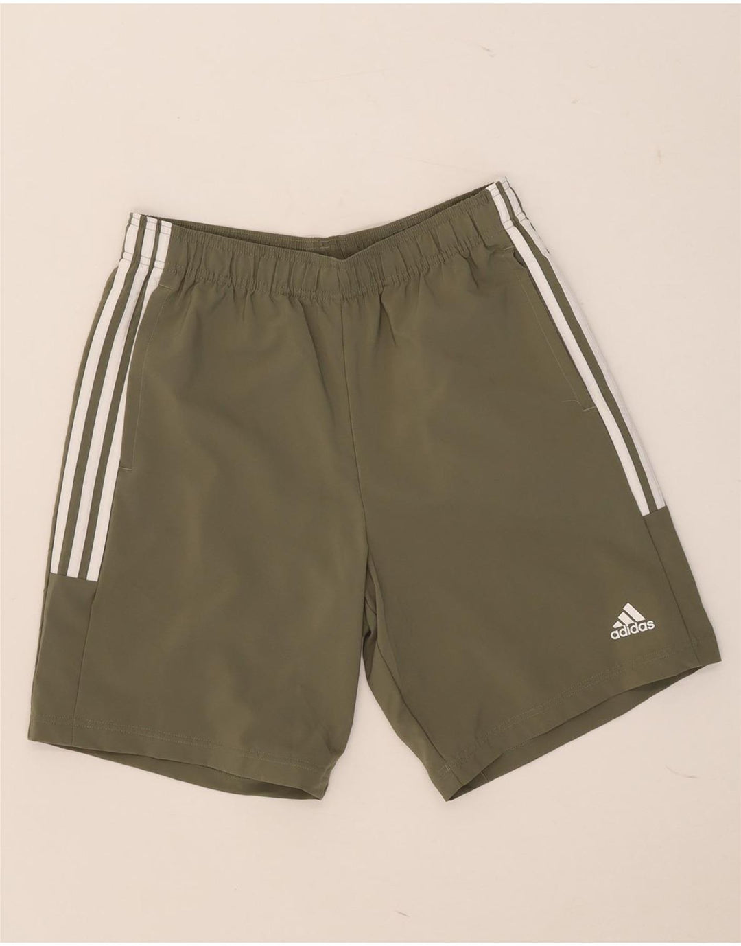 Ανδρικό αθλητικό σορτς Adidas από μεσαίο χακί πολυεστέρα