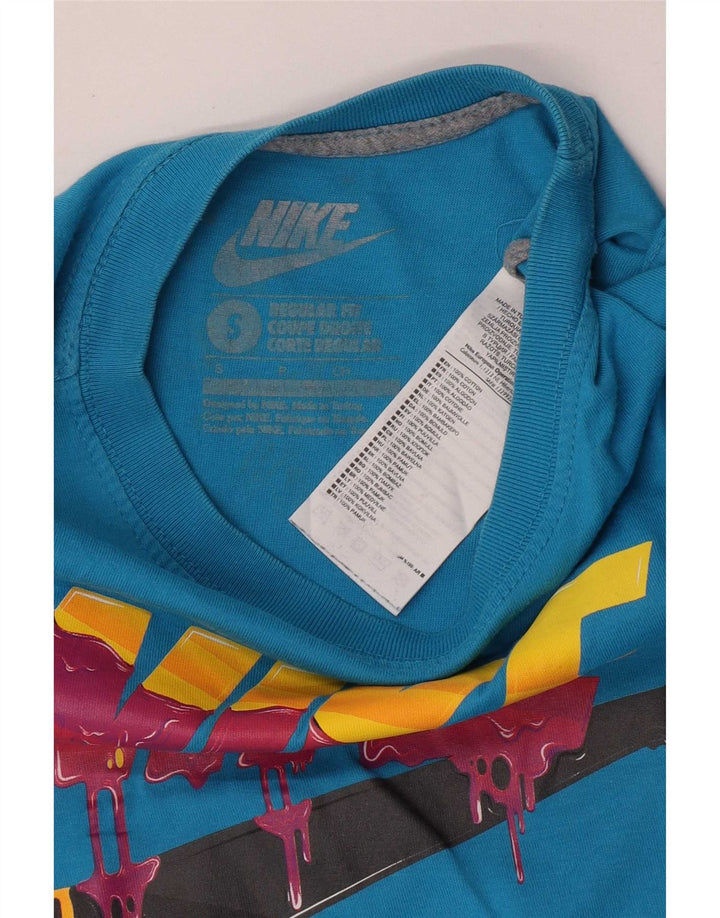 Ανδρικό μπλουζάκι Nike με κανονική εφαρμογή, γραφικό μπλουζάκι, μικρό μπλε βαμβακερό