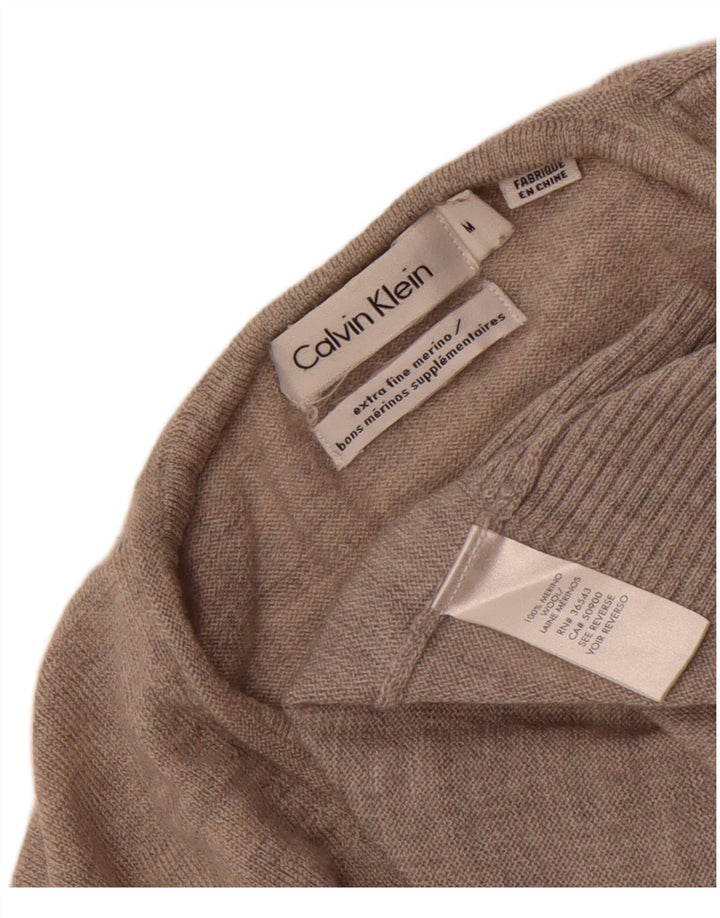 Ανδρικό πουλόβερ Calvin Klein με V λαιμόκοψη, μεσαίο γκρι μαλλί μερινό