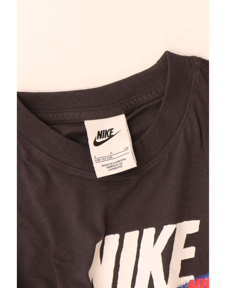 Μπλουζάκι Nike Boys Graphic T-shirt 8-9 ετών, μικρό γκρι βαμβακερό