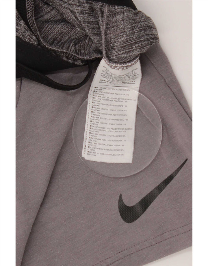 Ανδρικό αθλητικό σορτς Nike Dri Fit σε μεσαίο γκρι βισκόζη