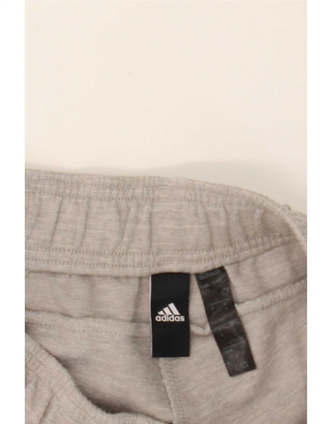 Ανδρικό αθλητικό σορτς Adidas με μικρό γκρι χρώμα