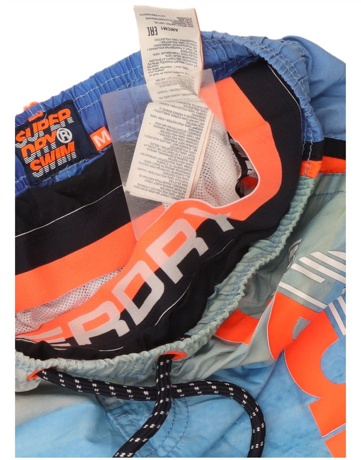 Ανδρικό γραφικό σορτς κολύμβησης Superdry με μεσαίο μπλε ριγέ πολυεστέρα