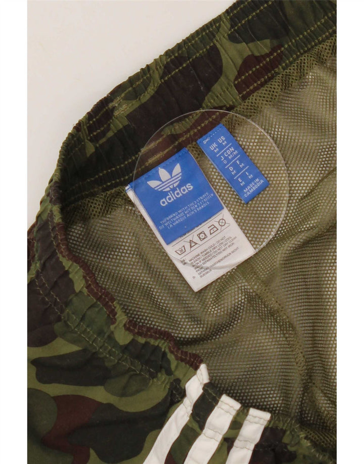 Ανδρικό αθλητικό σορτς Adidas με μεσαίο χακί καμουφλάζ πολυεστέρας