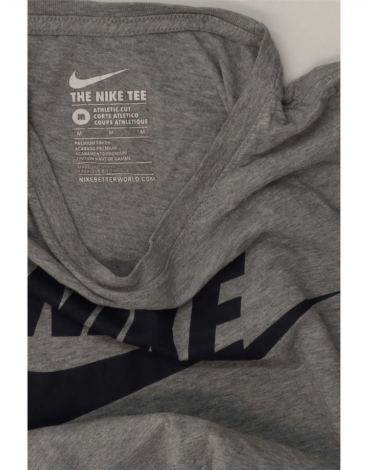 Ανδρικό μπλουζάκι Nike με γραφικό αθλητικό κόψιμο στο επάνω μέρος με μεσαία γκρι όψη