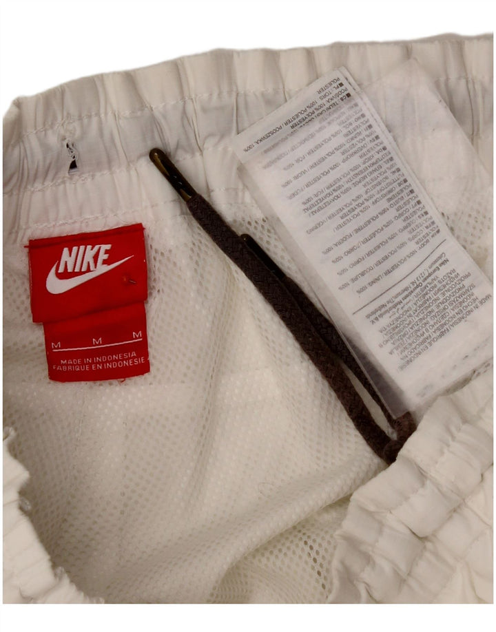 Ανδρικό αθλητικό σορτς NIKE από μεσαίο λευκό πολυεστέρα