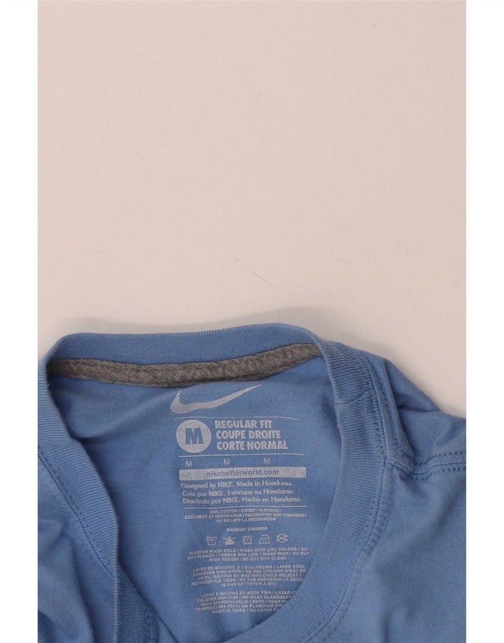 Ανδρικό T-shirt με κανονική εφαρμογή Nike γραφικό μπλουζάκι από μεσαίο μπλε βαμβακερό