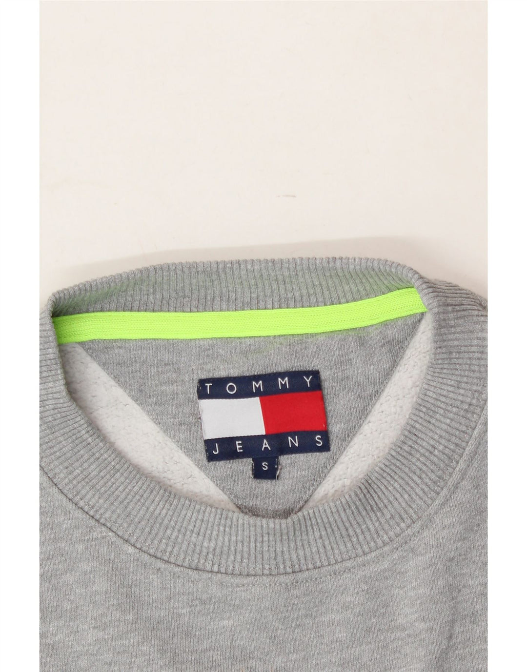 TOMMY HILFIGER Mens Graphic Sweatshirt Jumper Small Grey Cotton Vintage Tommy Hilfiger and Second-Hand Tommy Hilfiger from Messina Hembry 