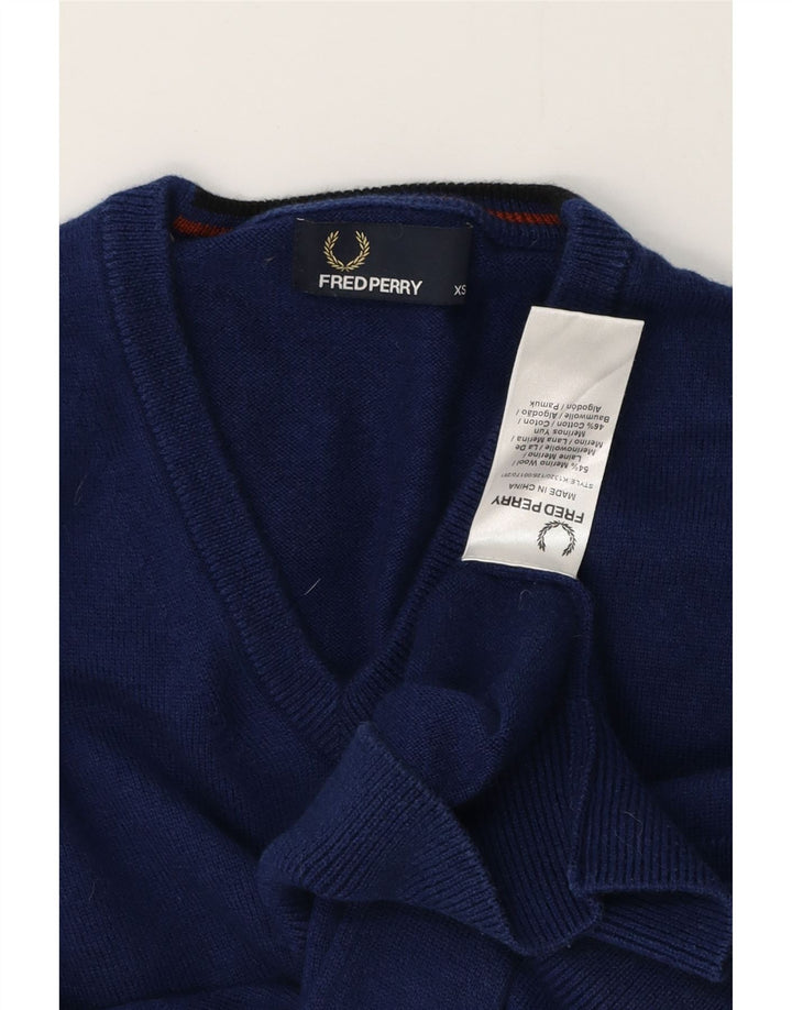 FRED PERRY Ανδρικό πουλόβερ με λαιμόκοψη με V λαιμόκοψη XS μπλε μαλλί