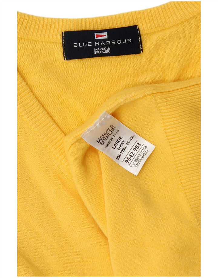 Ανδρικό πουλόβερ Marks & Spencer Blue Harbor με λαιμόκοψη με λαιμόκοψη σε μεγάλο κίτρινο χρώμα