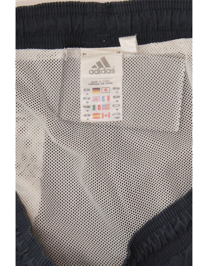 Ανδρικό γραφικό αθλητικό σορτς Adidas με μεσαίο μπλε ναυτικό πολυαμίδιο