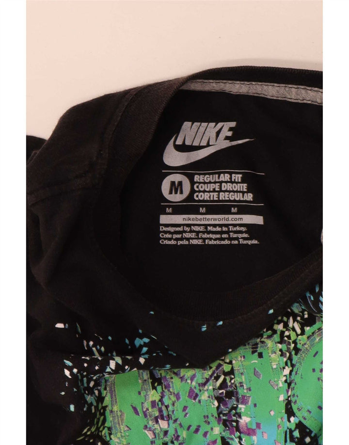 Ανδρικό μπλουζάκι Nike με γραφικά κανονική εφαρμογή, μεσαίο μαύρο