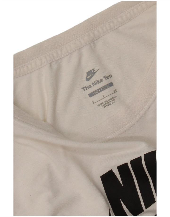 Γυναικείο γραφικό μπλουζάκι Nike τοπ 10 μικρό σε λευκό χρώμα