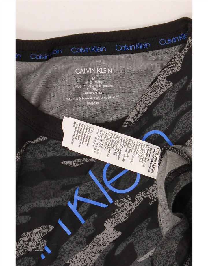 Ανδρικό γραφικό T-Shirt Calvin Klein Τοπ μεσαίο μαύρο βαμβακερό καμουφλάζ