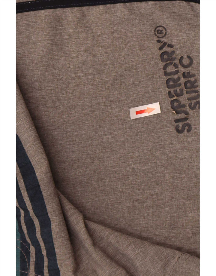 Ανδρικό κανονικό σορτς κολύμβησης Superdry Graphic μεγάλο γκρι ριγέ πολυεστέρα