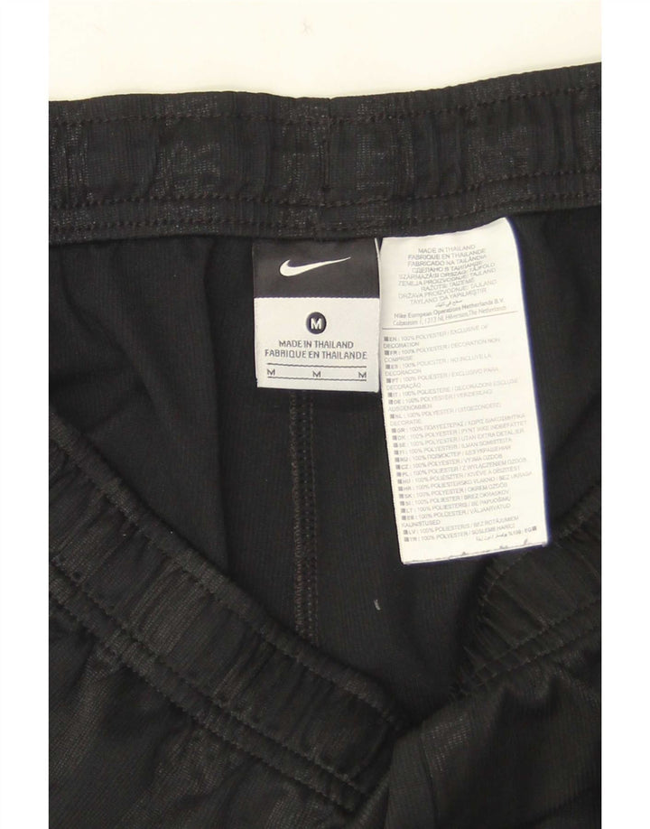 Ανδρικό αθλητικό σορτς Nike από μεσαίο μαύρο ριγέ πολυεστέρα