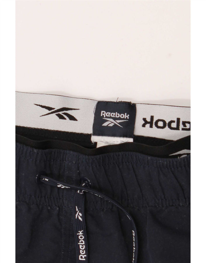 Ανδρικό γραφικό αθλητικό σορτς Reebok, μεσαίο μπλε ναυτικό