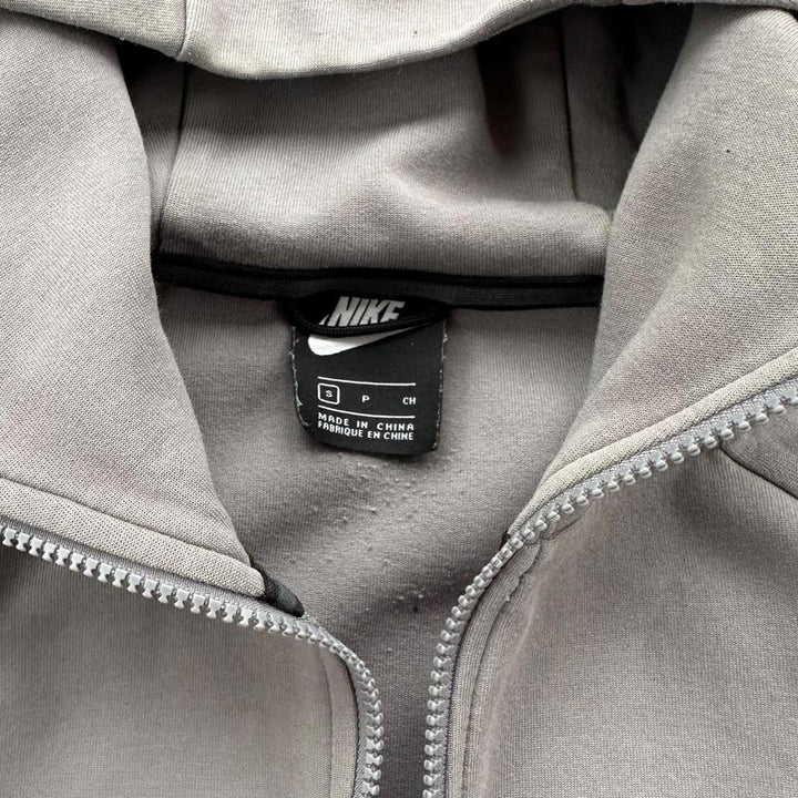 Φούτερ Nike σε στυλ τεχνολογίας - μικρό