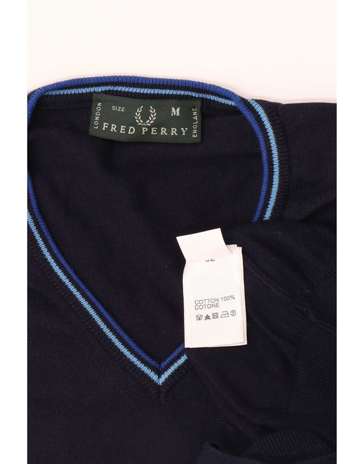 Fred Perry Ανδρικό πουλόβερ με λαιμόκοψη με V λαιμόκοψη, μεσαίο μπλε βαμβακερό