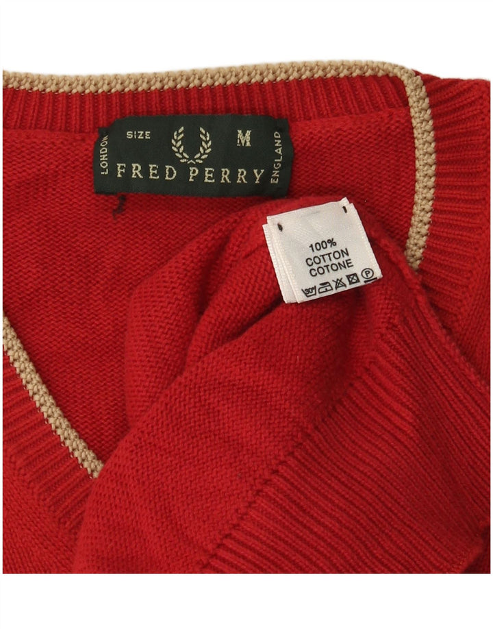 Ανδρικό πουλόβερ Fred Perry με V λαιμόκοψη, μεσαίο κόκκινο βαμβακερό