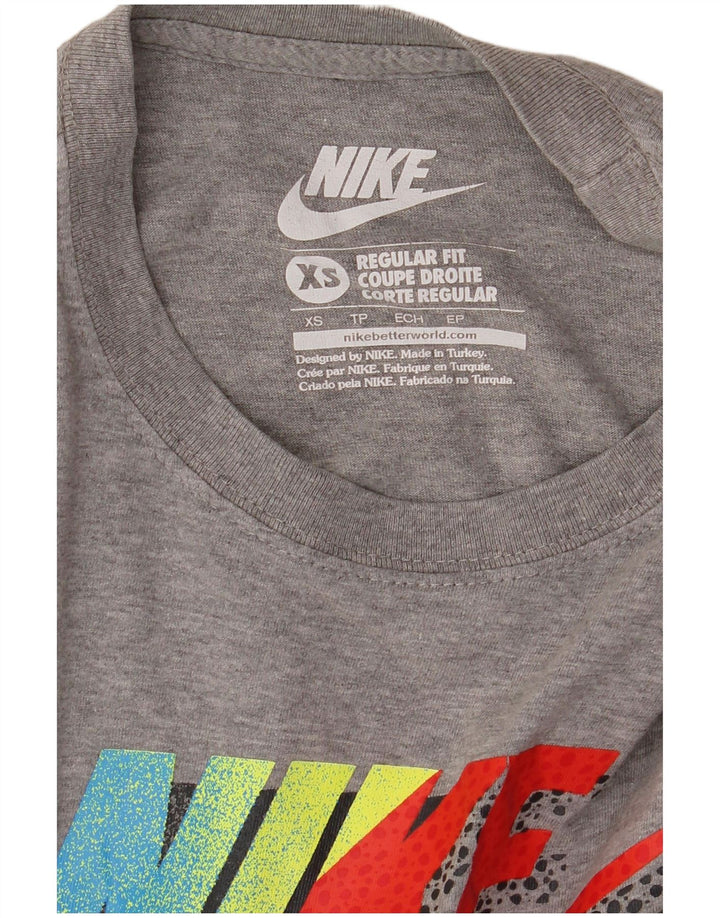 Ανδρικό γραφικό μπλουζάκι NIKE Regular Fit Top XS Grey