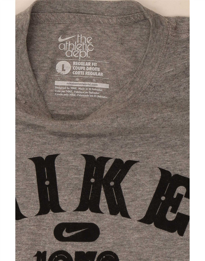 Ανδρικό μπλουζάκι Nike με γραφικό κανονικό φόρεμα, τοπ με μεγάλο γκρι χρώμα