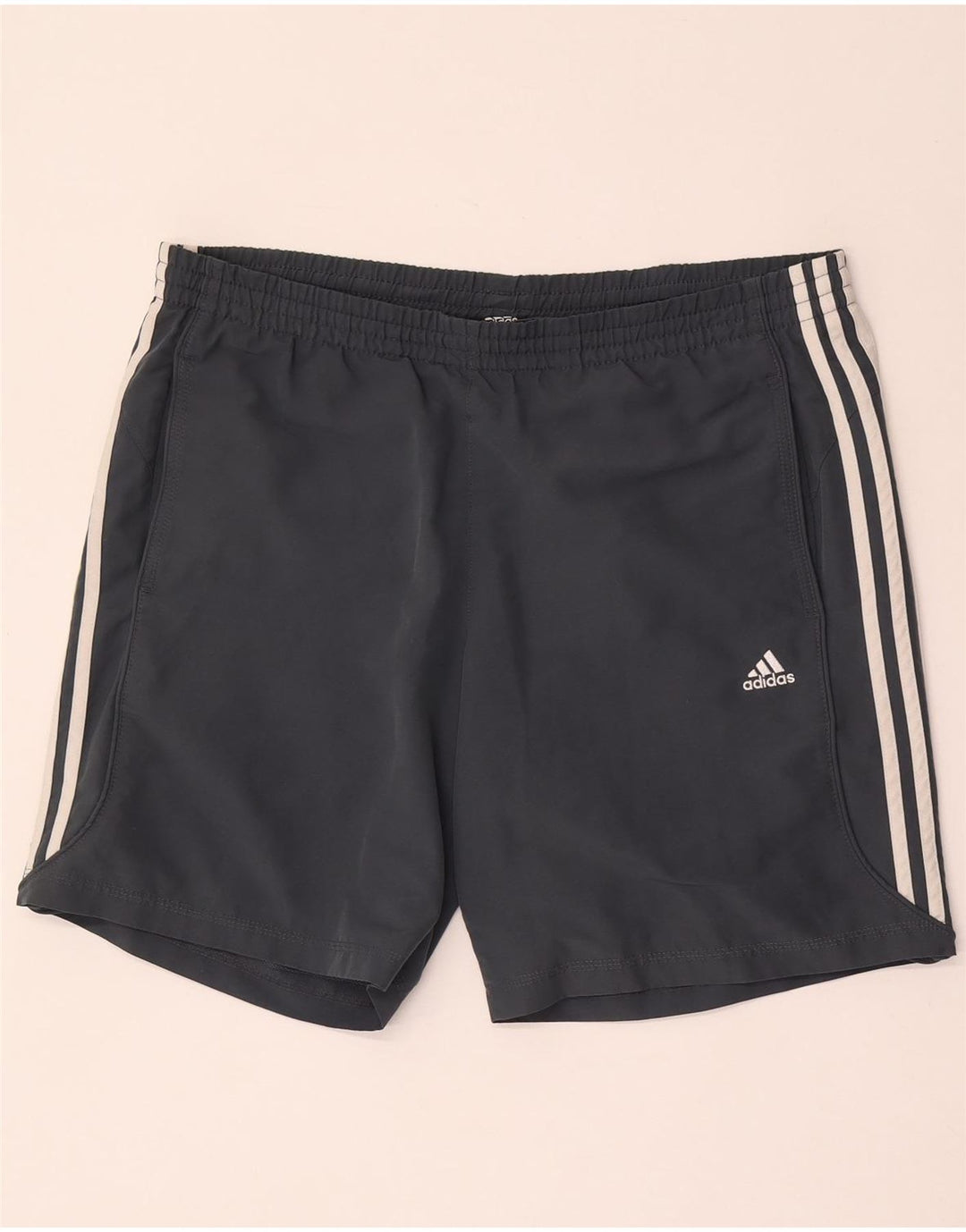 Ανδρικό αθλητικό σορτς Adidas Climalite από μεσαίο γκρι πολυεστέρα
