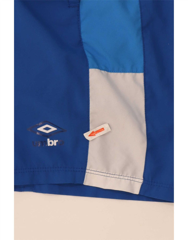 Ανδρικό αθλητικό σορτς Umbro σε μεσαίο μπλε χρώμα