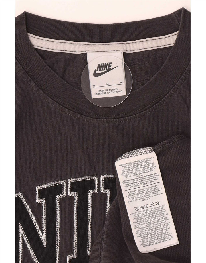 Ανδρικό γραφικό μπλουζάκι Nike με μεσαίο γκρι χρώμα, βαμβακερό