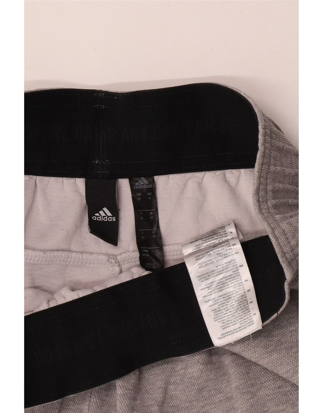 Ανδρικό αθλητικό σορτς Adidas από μεσαίο γκρι βαμβακερό