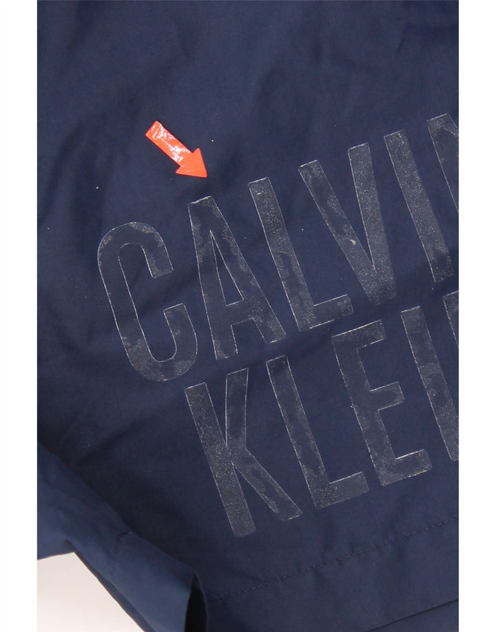 Γραφικό ανδρικό σορτς κολύμβησης Calvin Klein με μεσαίο μπλε ναυτικό πολυεστέρα