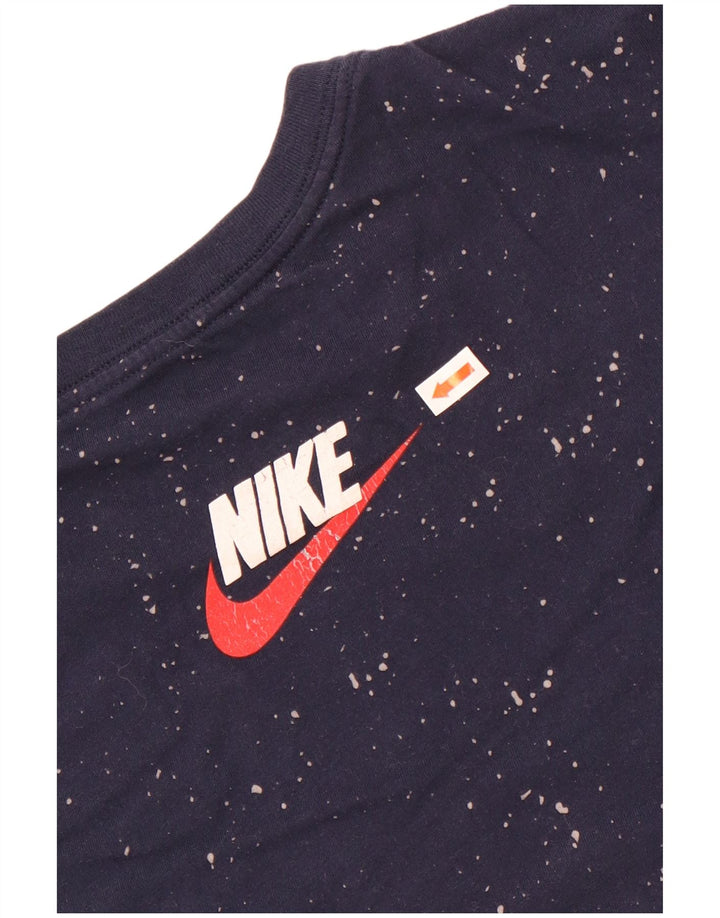 Ανδρικό γραφικό μπλουζάκι Nike με γραφικό κόψιμο, μεσαίο μπλε ναυτικό