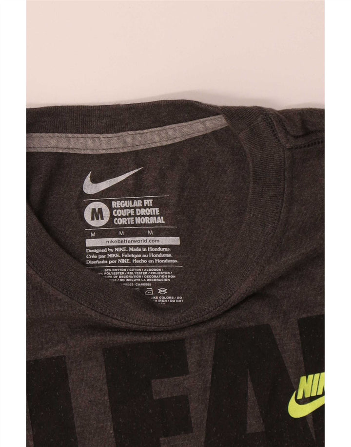 Ανδρικό μπλουζάκι Nike με γραφικό κανονικό φόρεμα πάνω από μεσαίο γκρι πολυεστέρα