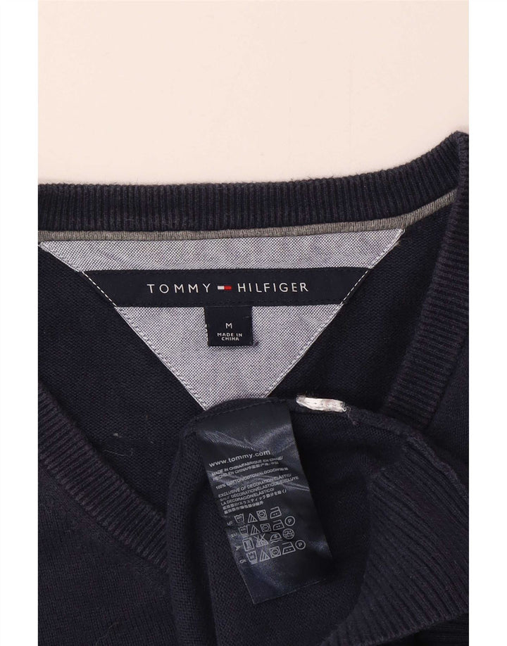Ανδρικό πουλόβερ Tommy Hilfiger με V λαιμόκοψη, μεσαίο μπλε βαμβακερό
