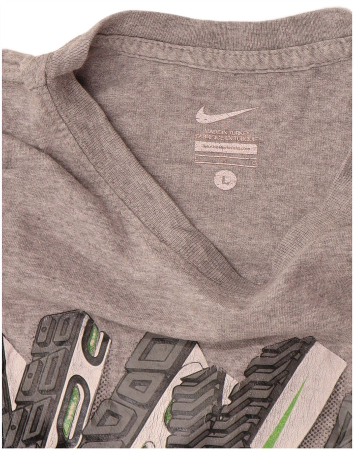 Ανδρικό γραφικό μπλουζάκι Nike τοπ με μεγάλο γκρι χρώμα