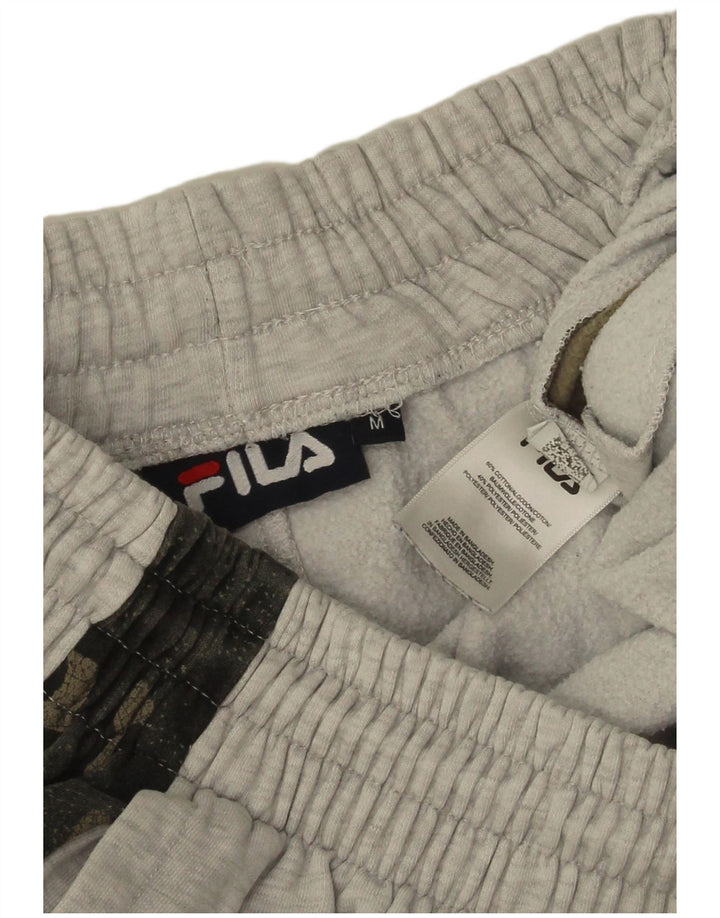 Ανδρική αθλητική φόρμα Fila Παντελόνι Joggers Μεσαίο γκρι βαμβακερό καμουφλάζ